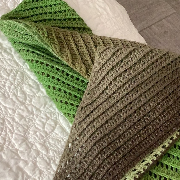 Handcrafted Gorgeous Variated Yarn of lush green colors - Picture 4 of 4